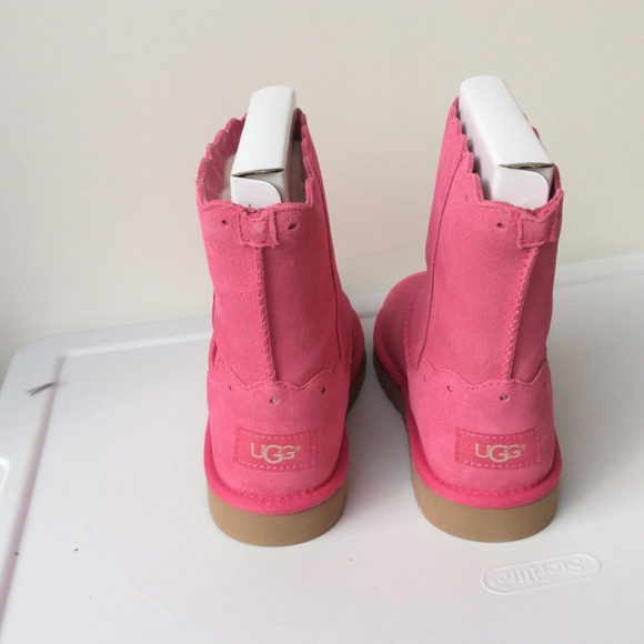 NIB! UGG Kids Classic Short - Picture 3 of 4